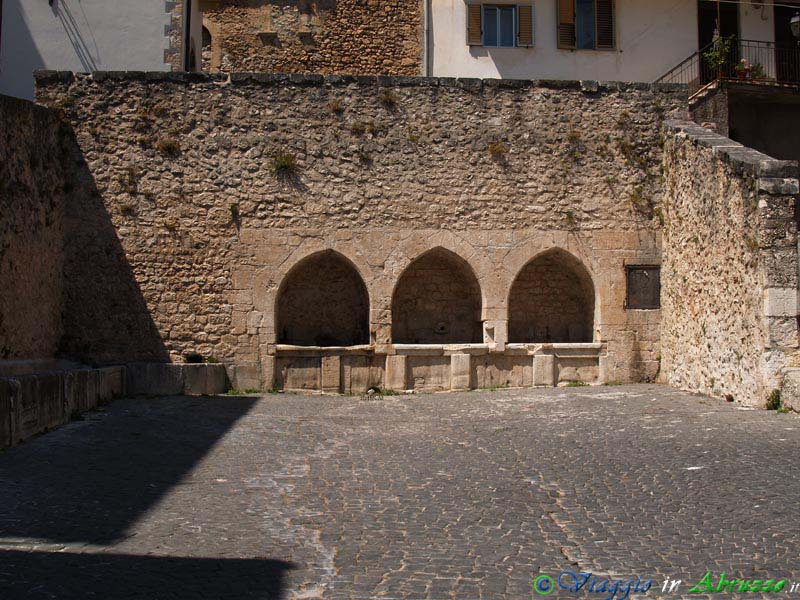 09_P8059459+.jpg - 09_P8059459+.jpg - La Fontana Medievale (XIV sec.).
